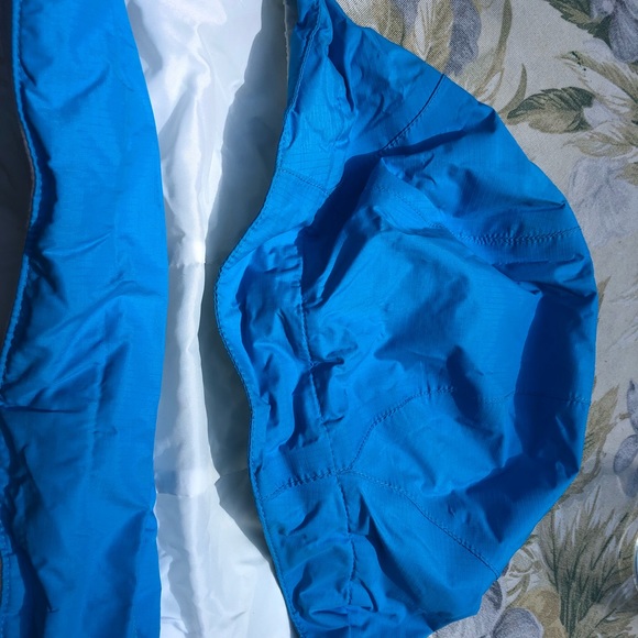 Small women’s North face rain jacket. - Picture 5 of 7